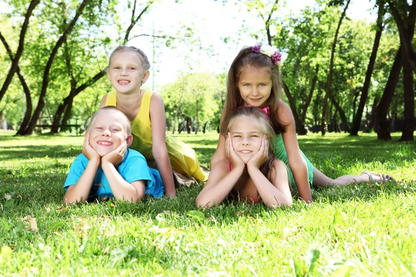 Dzieci bawiące się w parku lato — Zdjęcie stockowe