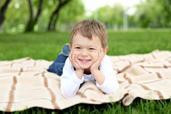 Portret chłopca w parku — Zdjęcie stockowe