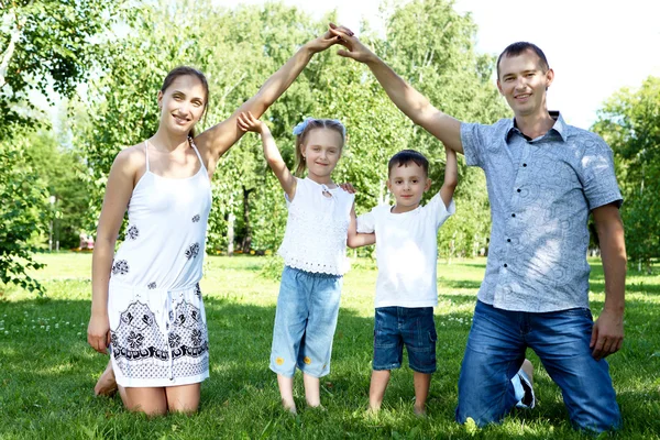 A nyári parkban két gyermekes család — Stock Fotó