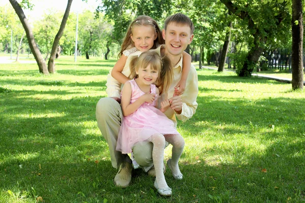 Père avec deux filles dehors — Photo