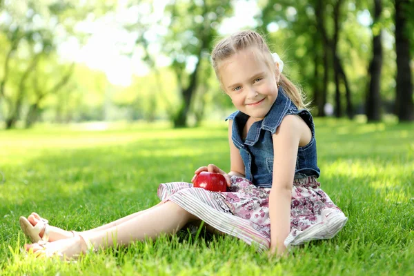 Портрет маленькой девочки в парке — стоковое фото