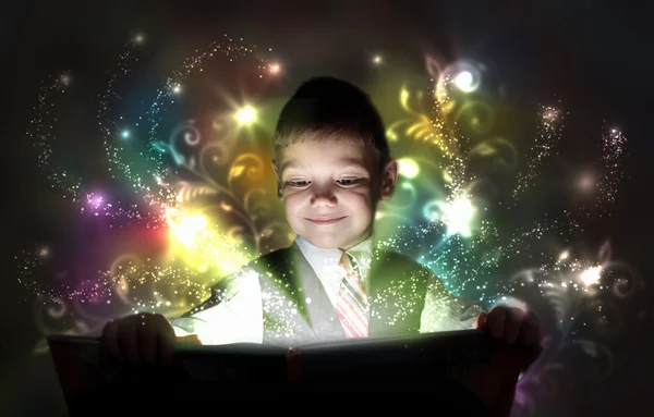 Niño abriendo una caja de regalo mágica — Foto de Stock