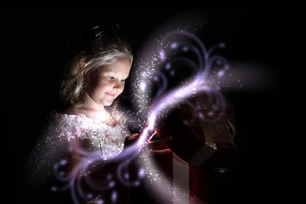 Barn öppna en magisk presentförpackning — Stockfoto