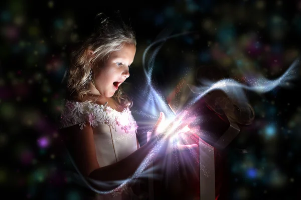 Παιδί άνοιγμα ένα κουτί μαγικό δώρο — Φωτογραφία Αρχείου
