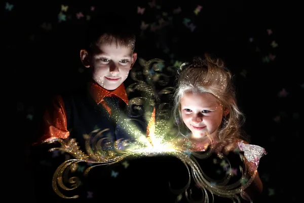Crianças abrindo uma caixa de presente mágica — Fotografia de Stock