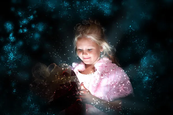 Дитина відкриває чарівну подарункову коробку — стокове фото