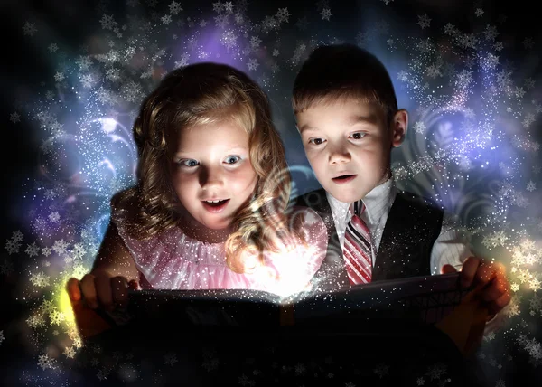 Παιδιά άνοιγμα ένα κουτί μαγικό δώρο — Φωτογραφία Αρχείου