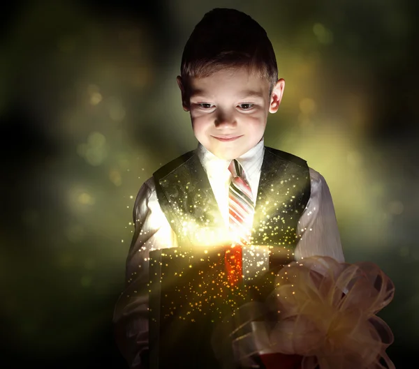 Ребенок открывает волшебную подарочную коробку — стоковое фото