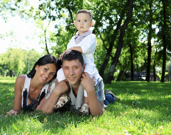 Familjen tillsammans i parken sommaren — Stockfoto