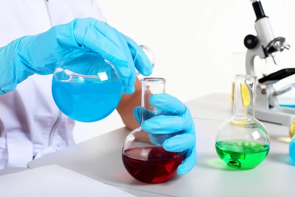 Laborgeräte für Chemie oder Biologie — Stockfoto
