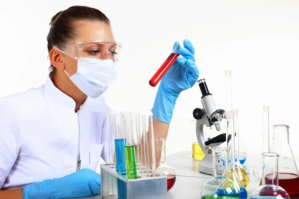 Female scientist in a chemistry laboratory — Stock Photo, Image