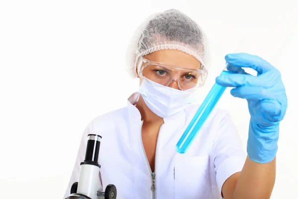화학 실험실에서 여성 과학자 — 스톡 사진