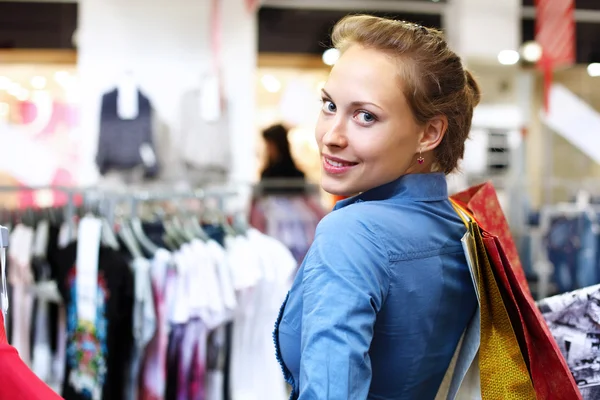 Žena v obchodě nákup oblečení — Stock fotografie