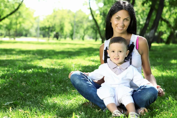 Mother with little son in the park — Stockfoto