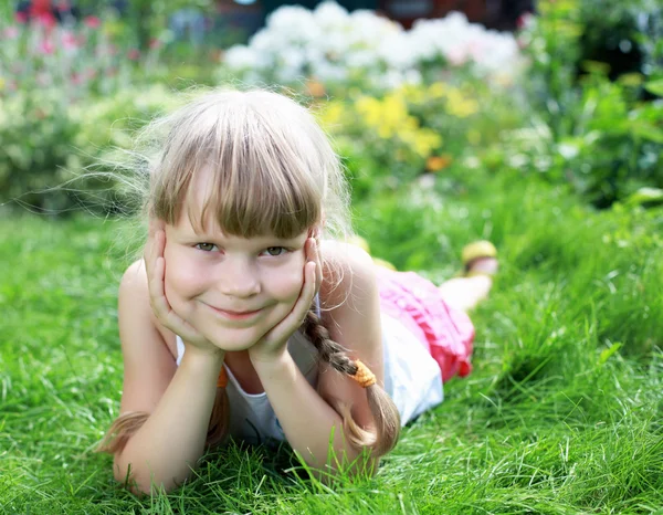 A lány a nyári kert — Stock Fotó