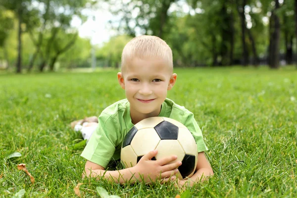 Kleiner Junge im Park mit Ball — Stockfoto