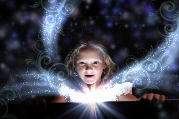 Kind een magische geschenk doos — Stockfoto