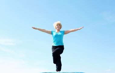 yoga yaparken kadın kıdemli portresi