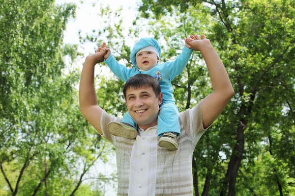 Отец со своим маленьким мальчиком снаружи — стоковое фото