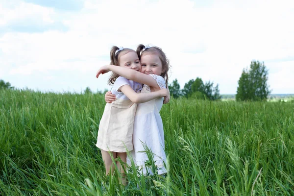 Twee kleine zusters buiten — Stockfoto