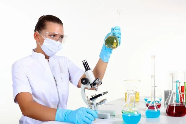 Vrouwelijke wetenschapper in een laboratorium chemie — Stockfoto