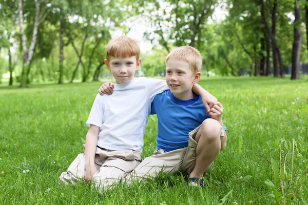 Πορτρέτο του δύο αγόρια σε εξωτερικούς χώρους — Φωτογραφία Αρχείου