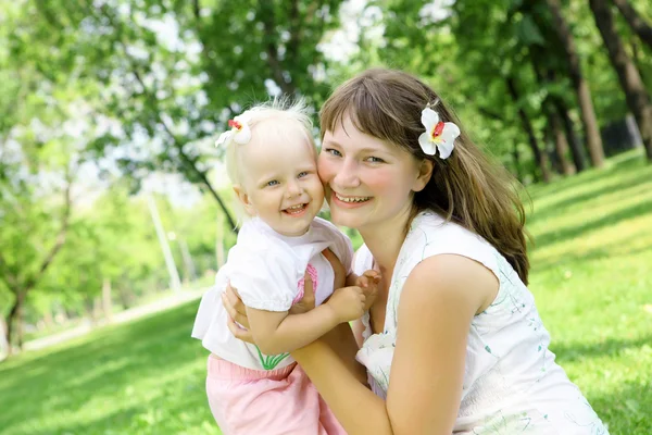 Mãe com sua filha ao ar livre — Fotografia de Stock