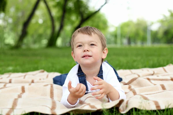 公園にいる少年の肖像画 — ストック写真