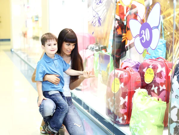 Jovem mãe e filho fazendo compras — Fotografia de Stock