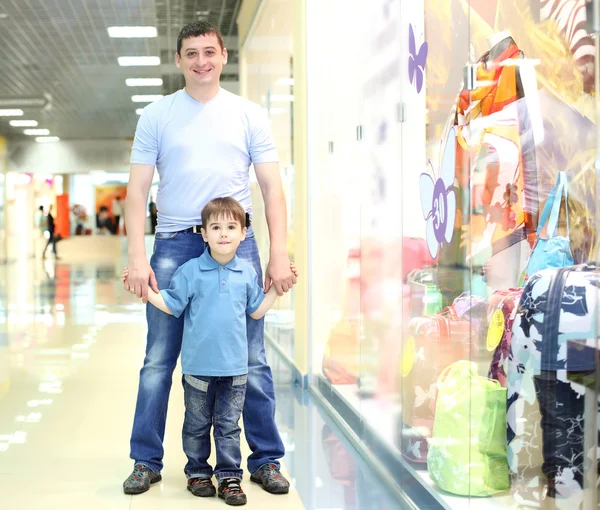 Vater und Kind beim Einkaufen — Stockfoto