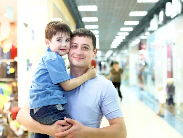 父亲和孩子做购物 — 图库照片