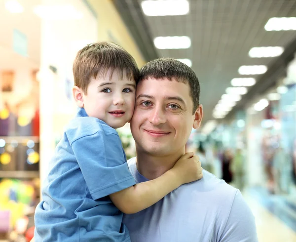 父亲和孩子做购物 — 图库照片