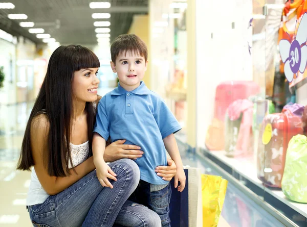 若い母親と買い物をしている息子 — ストック写真