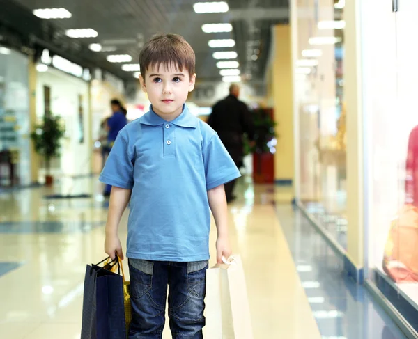 Μικρό αγόρι που κάνουν τα ψώνια — Φωτογραφία Αρχείου