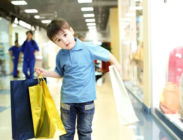 Kleiner Junge beim Einkaufen — Stockfoto