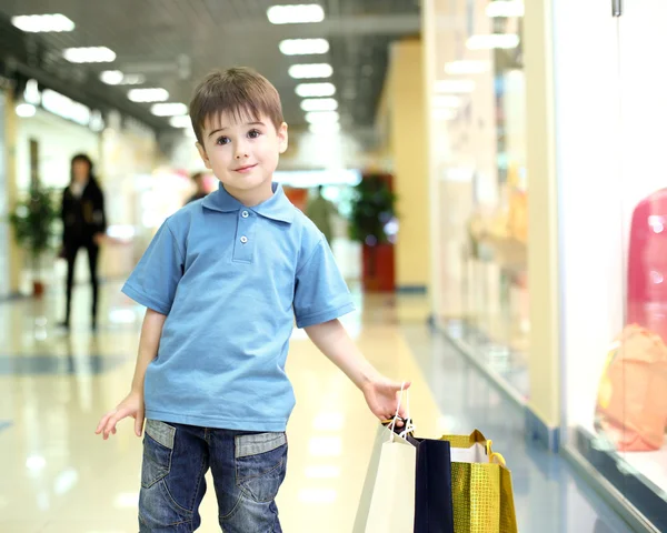 Petit garçon faisant du shopping — Photo