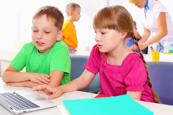 Boy and girl working together — Stock Photo, Image