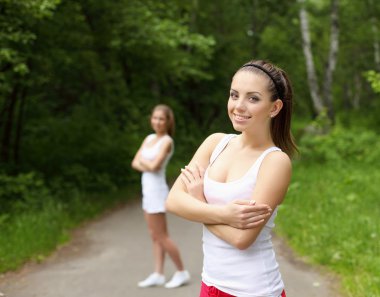 genç bir kadın açık havada spor yapmak