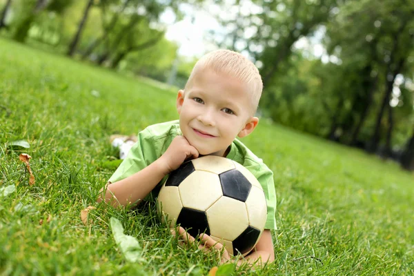 Bir topu parkta küçük çocuk — Stok fotoğraf