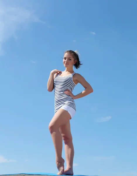 व्यायाम करणार्या एका तरुण स्त्रीचे पोर्ट्रेट — स्टॉक फोटो, इमेज