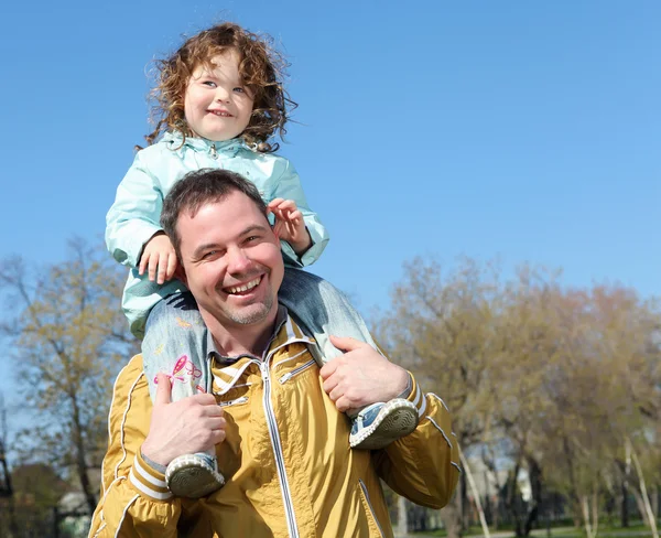 Litlle dziewczyna z ojcem w parku — Zdjęcie stockowe