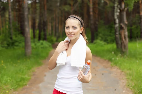 Giovane donna che fa sport all'aperto — Foto Stock