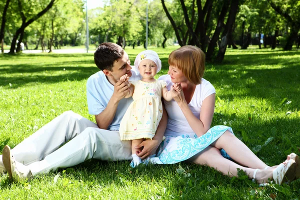 Молода сім'я разом у парку — стокове фото