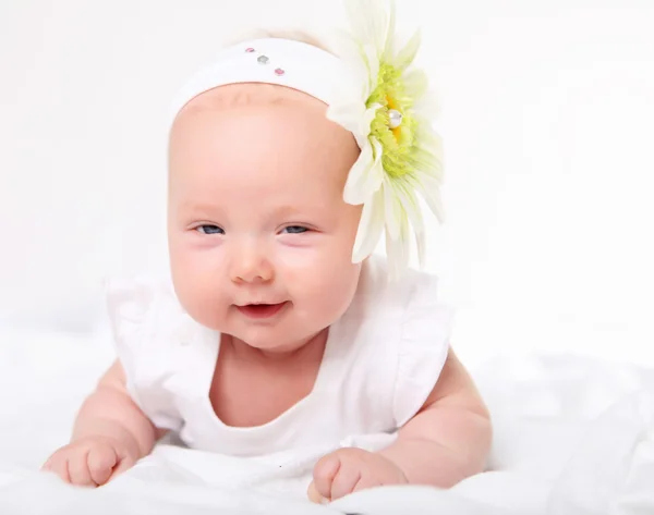 彼女の頭に花と女の赤ちゃんの肖像画 — ストック写真