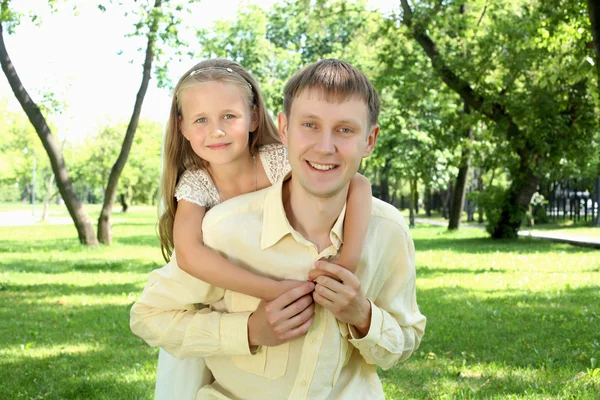 Vader en dochter buiten — Stockfoto