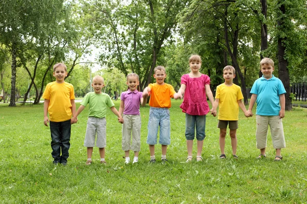 公园里的一群孩子 — 图库照片