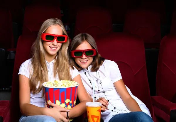 Duas jovens no cinema — Fotografia de Stock