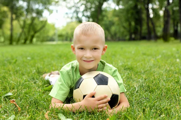 ボールが付いている公園の男の子 — ストック写真