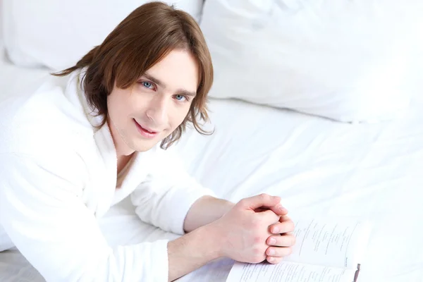Porträt eines jungen Mannes im Bett — Stockfoto