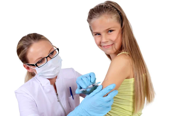 Médecin faisant l'injection du vaccin à l'enfant — Photo